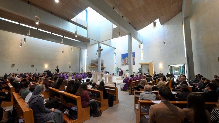 Vjernici okupljeni u župi Svete Marije od Prikazanja u četvrti Torrevecchia