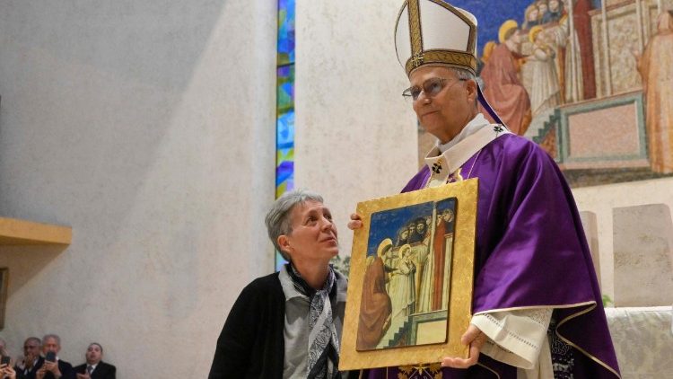 Mwisho wa Misa Papa alizawadiwa picha