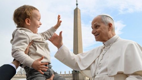 Il Papa saluta un bambino durante il suo giro tra i fedeli all'inizio dell'udienza generale