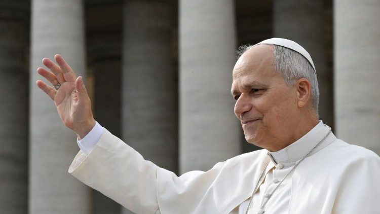 El Papa saluda a los fieles congregados en la Plaza de San Pedro el 11 de marzo de 2026