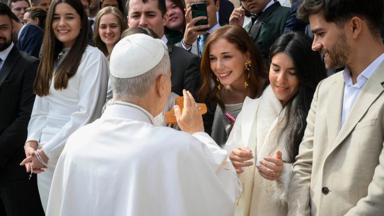 A p&aacute;pa ifj&uacute; h&aacute;zasokkal