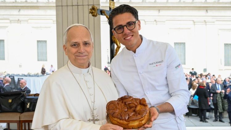  Una tarta de rosas como regalo al Papa 