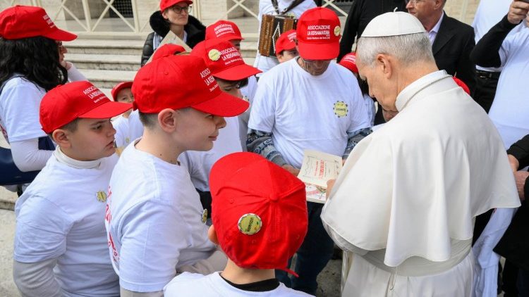 Kwa yule mtu aliyezaliwa kipofu: Imani imemwezesha kuwa jasiri na kwake Kristo Yesu amekuwa ni chemchemi ya: Imani, mapendo na matumaini mapya! Shuhuda wa Kristo Yesu kuwa Nabii na Mtakatifu. 