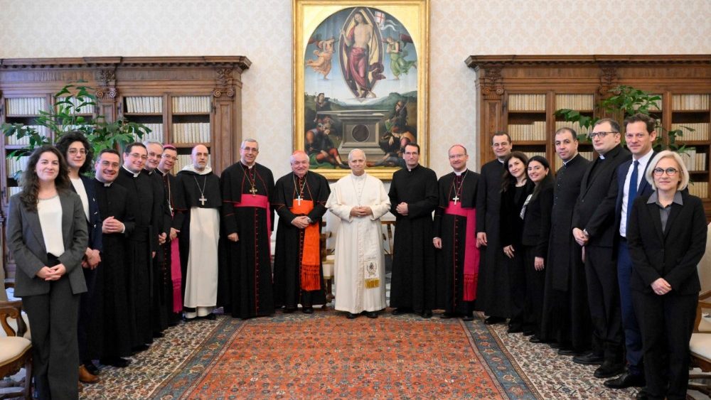 La délégation du COMED, la coordination ecclésiale de la Méditerranée, reçue par le Pape Léon XIV dans la bibliothèque du Palais apostolique, le 12 mars 2026.