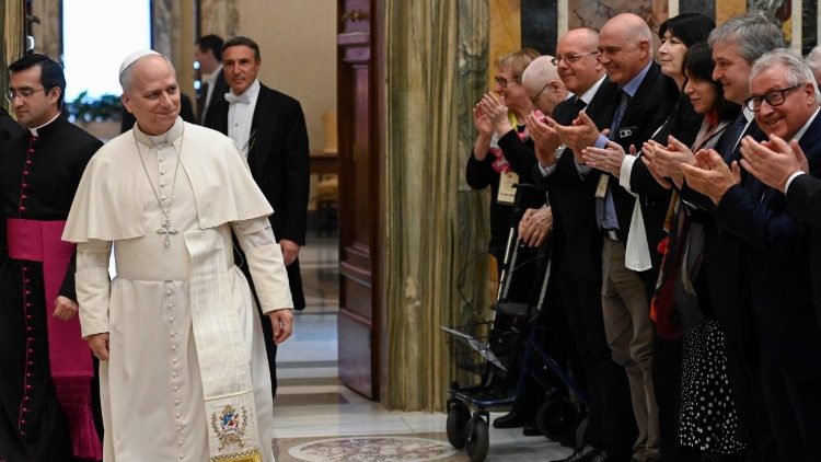 Il Papa per l'incontro nella Sala Clementina del Palazzo Apostolico