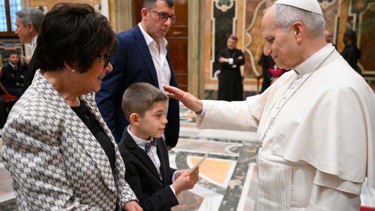 A Szentatya &uuml;dv&ouml;zli az audiencia r&eacute;sztvevőit