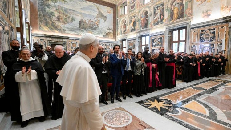 L'arrivo del Papa in Sala Clementina