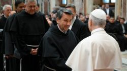Papa Leon salutând participanții la cursul despre forul intern, organizat de Penitențiaria Apostolică. În fotografie, părintele franciscan conventual român Iulian Misariu, penitentiarus în Vatican