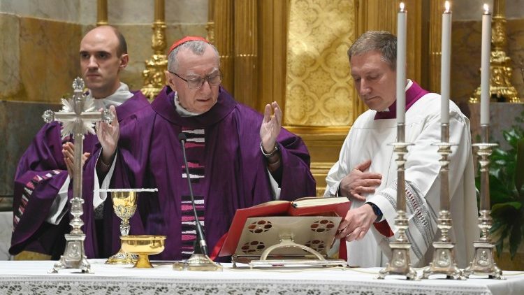  Un momento de la misa presidida por el cardenal Parolin en la capilla Paulina.