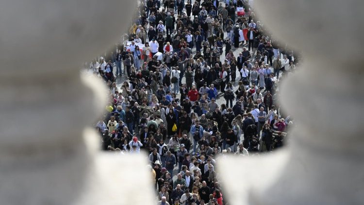 WAAMINI KATIKA UWANJA WA MTAKATIFU PETRO