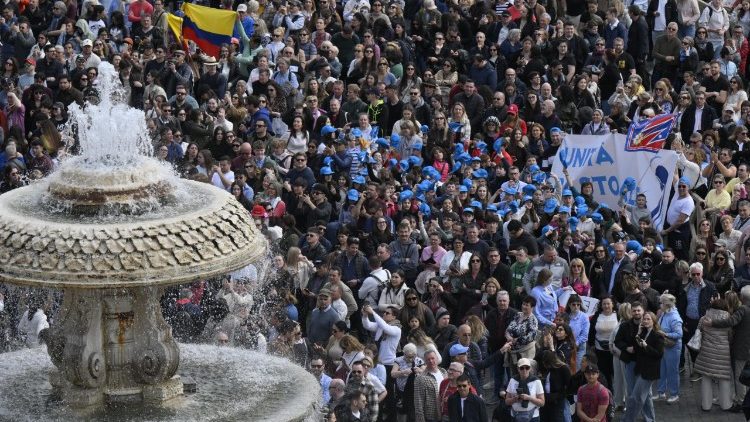 Věř&iacute;c&iacute; shrom&aacute;žděn&iacute; k modlitbě Anděl P&aacute;ně v neděli 15. března 2026