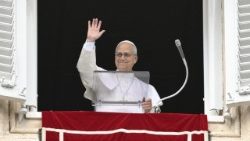 Le Pape Léon XIV à la fenêtre du Palais apostolique, le 15 mars 2026. 