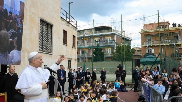 Il Papa saluta chi è affacciato dai balconi