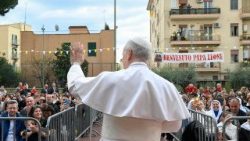 Papst Leo beim letzten seiner fünf Pfarreibesuche im Bistum Rom
