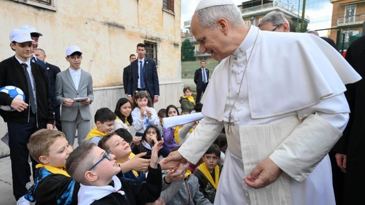Der Papst mit den Kindern der Pfarrei, die dem Heiligsten Herzen Jesu gewidmet ist