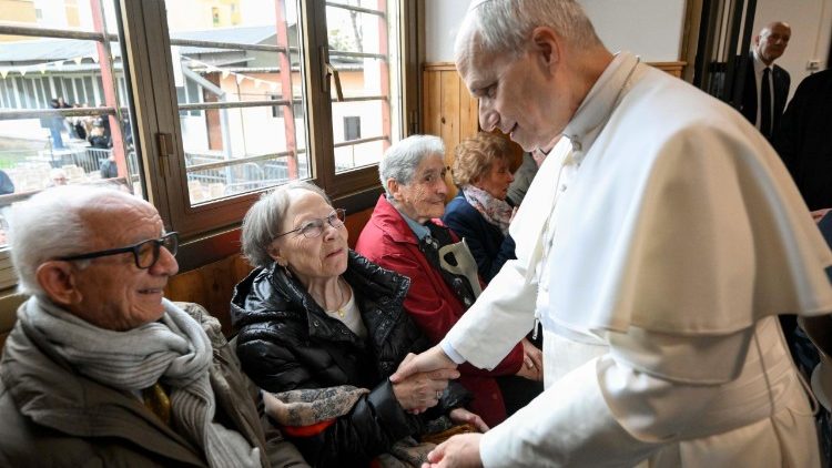 Il Papa nellincontro con anziani e disabili