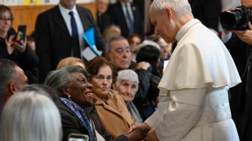 Il Papa: oggi si tende a chiudere le porte, il Vangelo chiama all'accoglienza