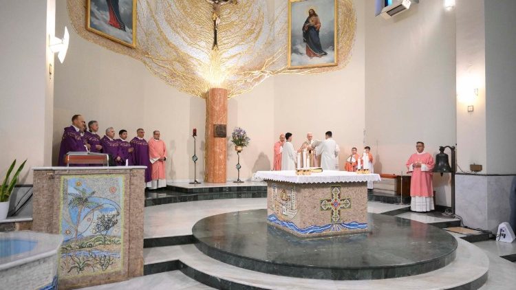 O Papa durante a Missa na Par&oacute;quia do Sagrado Cora&ccedil;&atilde;o de Jesus em Ponte Mammolo