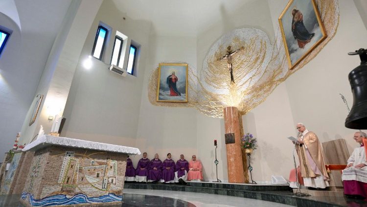  El Papa Le&oacute;n durante la homil&iacute;a en la misa. 