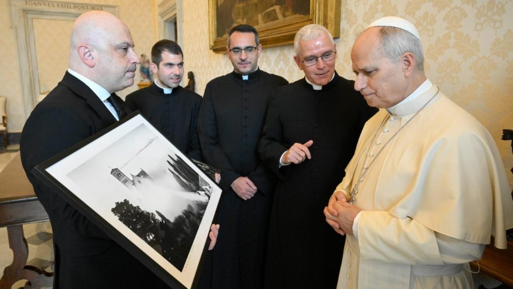 Leon al XIV-lea și superiorul general al Fraternității Sacerdotale a Misionarilor Sfântului Carol Borromeu, preotul Paolo Sottopietra