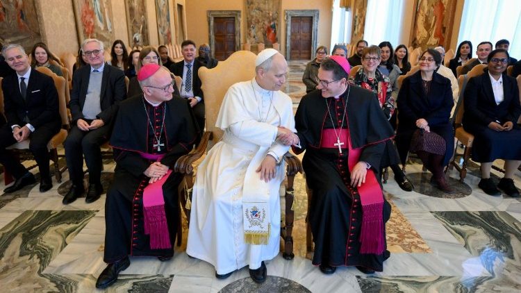 Leonas XIV ir Popiežiškosios nepilnamečių išnaudojimo apsaugos komisijos plenarinės asamblėjos dalyviai