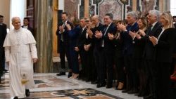 البابا يستقبل أسرة تحرير نشرة أخبار قناة الراي الثانية في الذكرى السنوية الخمسين لتأسيسها