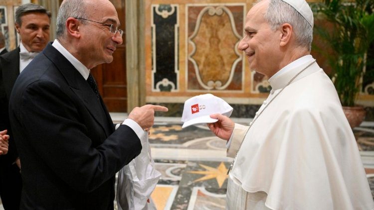 Antonio Preziosi, direttore della testata, consegna al Papa un berretto con il logo del Tg2.