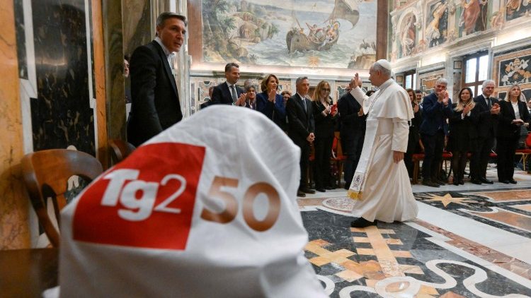  Leone XIV recibió en la Sala Clementina a los redactores de Tg2, con motivo del 50º aniversario de la creación del medio informativo. 
