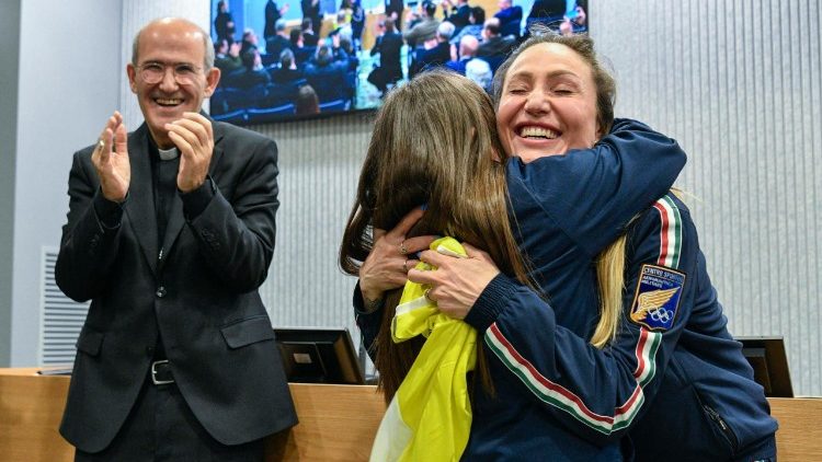L'abbraccio tra Francesca Lollobrigida e Benedetta Mattei che le ha consegnato la maglia di Athletica Vaticana