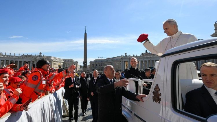 Il Papa saluta i fedeli