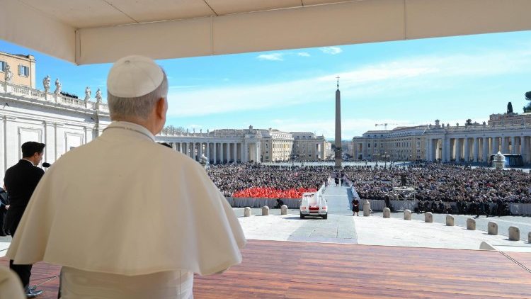 25 mil fi&eacute;is estavam presentes na Pra&ccedil;a S&atilde;o Pedro