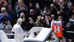 Papa Leone XIV all'udienza generale in Piazza San Pietro