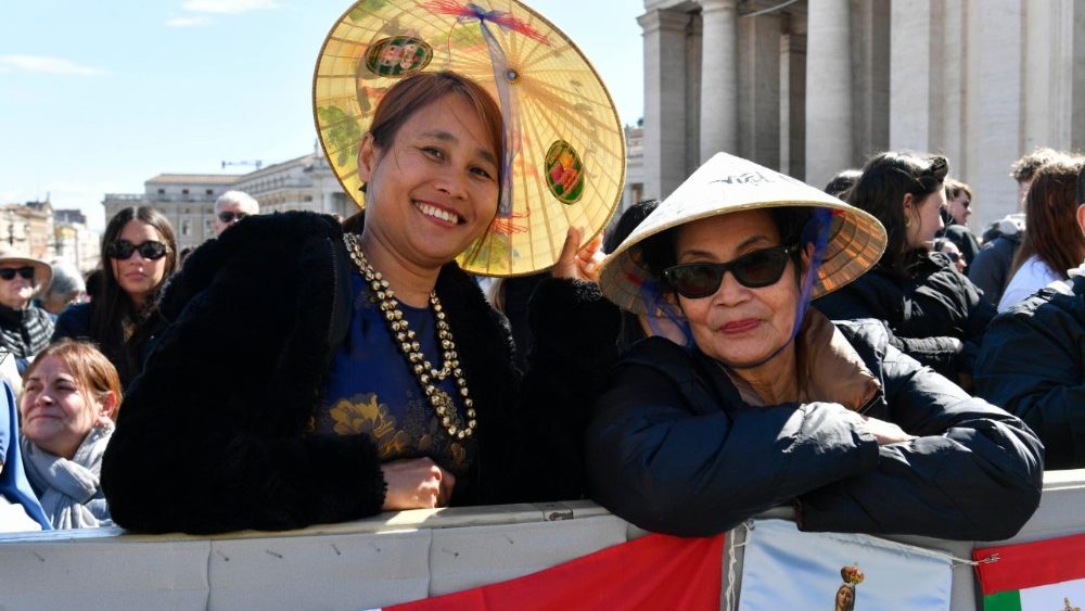 Pelerini prezenți la audiența generală a papei Leon al XIV-lea din 18 martie 2026 în Piața San Pietro