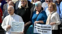 Papież z kolegami i koleżankami ze szkoły podstawowej