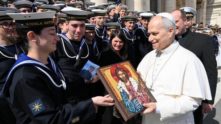 I giovani marinai del 28 Corso per allievi marescialli donano al Papa una icona