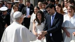 教皇レオ14世、一般謁見に参加した新郎新婦たちと　2026年3月18日　バチカン・聖ペトロ広場