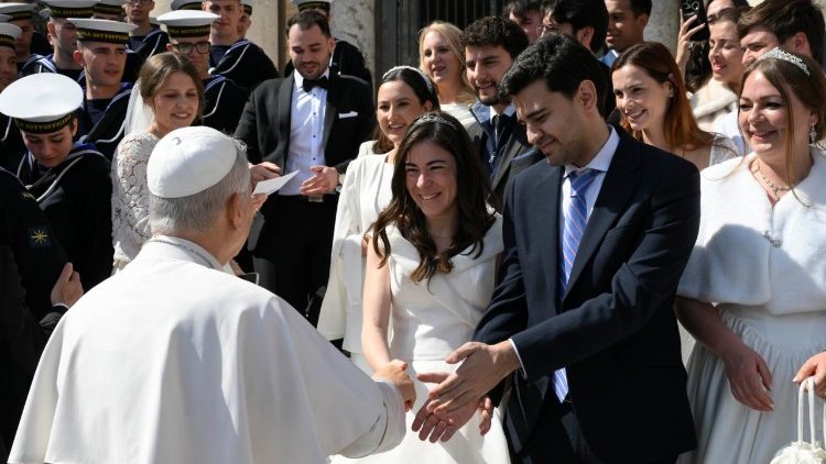 教皇レオ14世、一般謁見に参加した新郎新婦たちと　2026年3月18日　バチカン・聖ペトロ広場