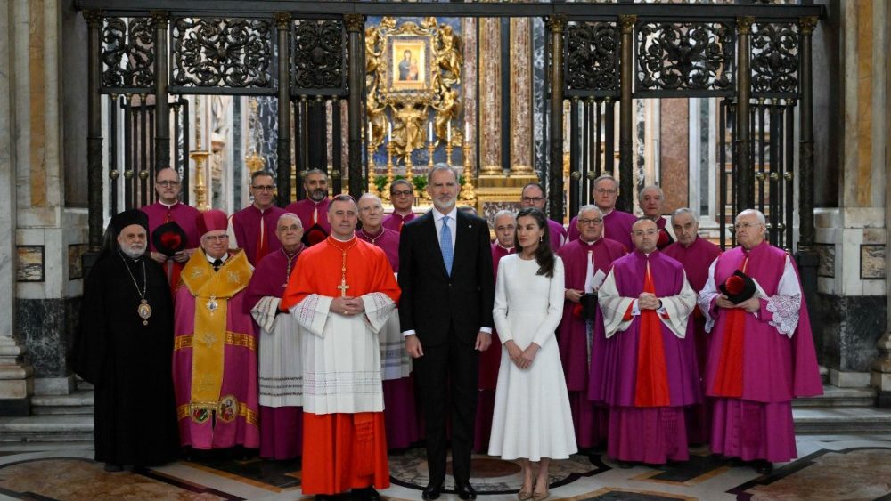 2026.03.20 Cerimonia di conferimento al sovrano spagnolo del titolo di protocanonico - Le Loro MaestÃ  Felipe VI, Re di Spagna, con la Regina Sofia 