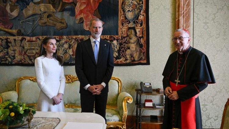 I Reali di Spagna insieme al cardinale Pietro Parolin