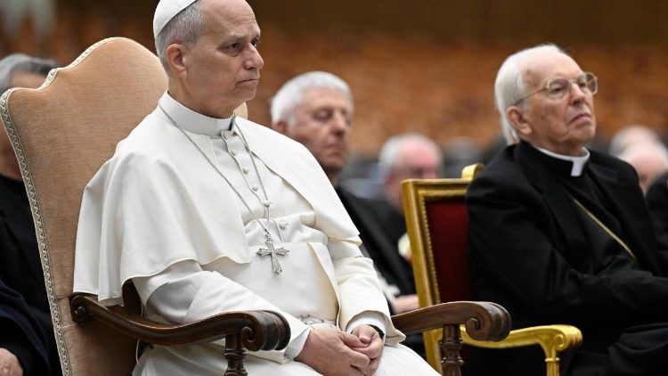 Il Papa ascolta la meditazione di padre Pasolini