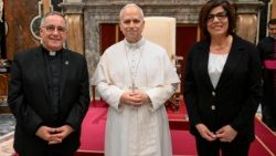 Lev XIV. s prezidentkou Hnutí fokoláre Margaret Karram a s jeho spoluprezidentem donem Robertem Eulogiem Almadou