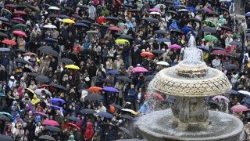 Náměstí sv. Petra při modlitbě Anděl Páně v neděli 22. března