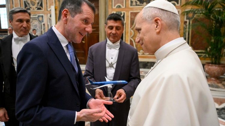 Papa na wafanyakazi wa shirika la Ndege Italia