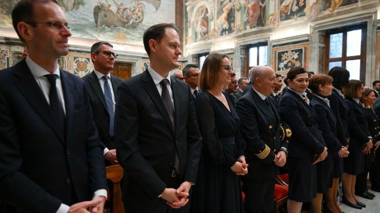 Papa alikutana na wafanyakazi wa Shirika la Ndege Italia