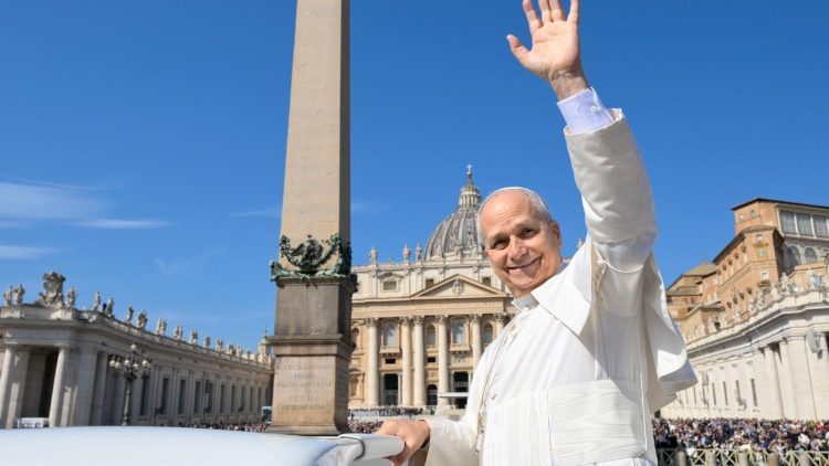 Lev XIV. zdrav&iacute; poutn&iacute;ky na N&aacute;měst&iacute; sv. Petra, 25. března 2026