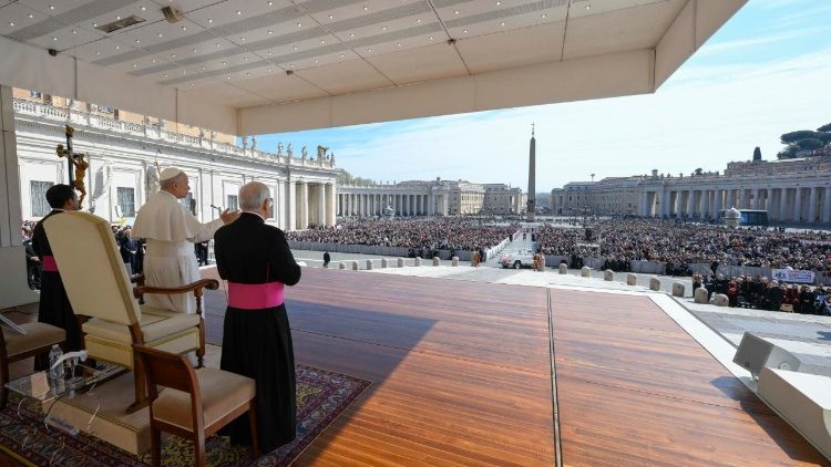 Leone XIV sul sagrato di Piazza San Pietro
