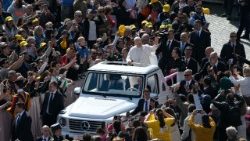 "Katoliška Cerkev je utemeljena na apostolih, ki jih je Kristus želel kot žive stebre svojega mističnega Telesa, in ima hierarhično razsežnost, ki deluje v službi enosti, poslanstva in posvečenja vseh udov."