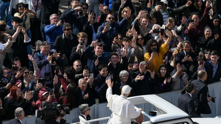 Pave Leo XIV ved generalaudiensen den 25. marts