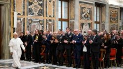 Sala Clementină din Palatul Apostolic: Papa Leon al XIV-lea și participanții la întâlnirea cu membrii Centrului Nazional pentru Transplanturi 