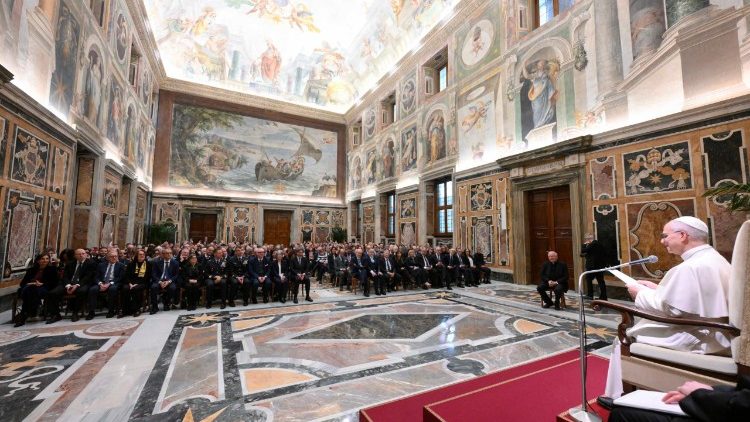 A p&aacute;pa elmondja besz&eacute;d&eacute;t